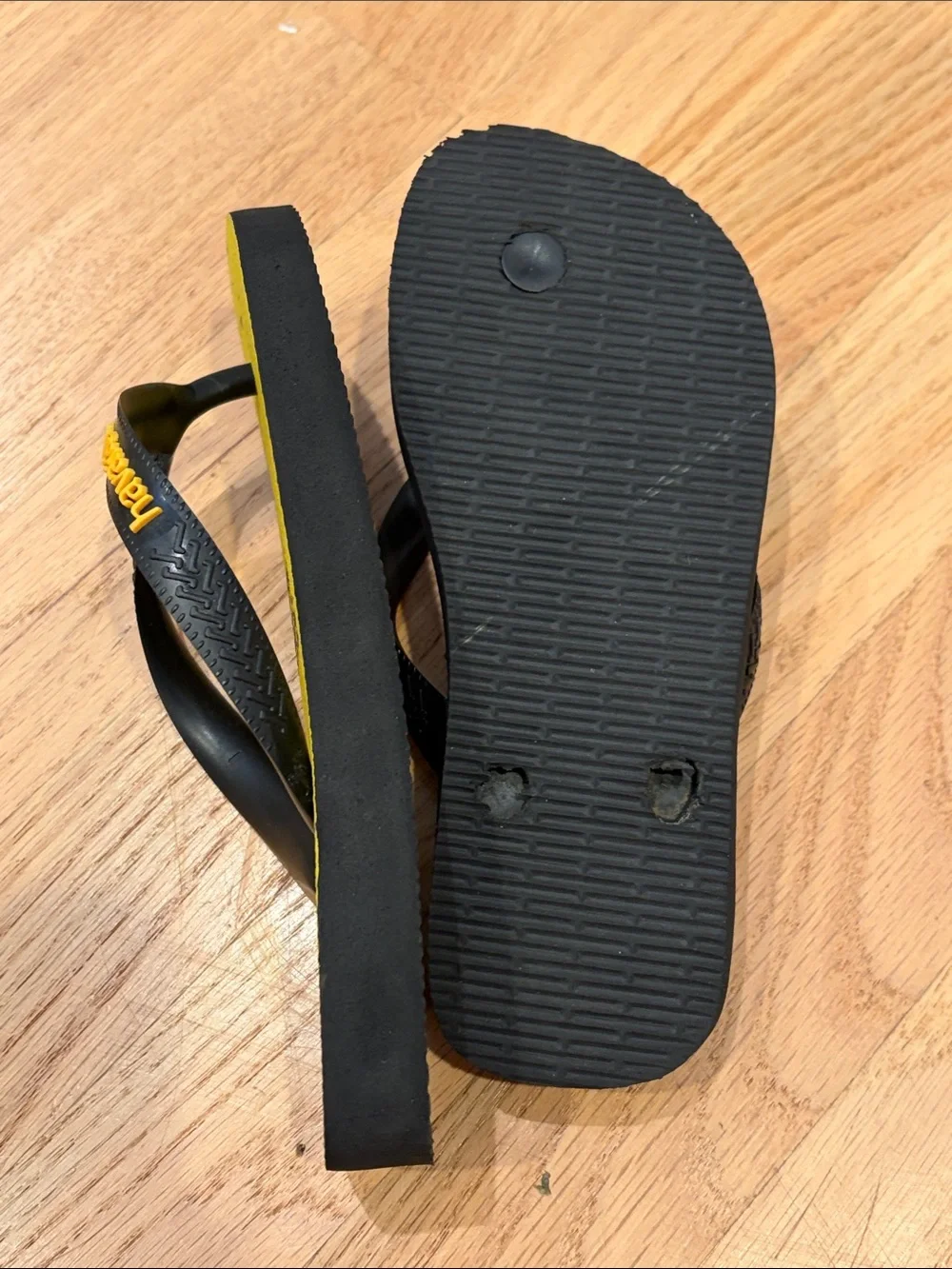 Havaianas Kids Yellow & Black Star Wars Graphic Flip Flops, 2Y (31-32)